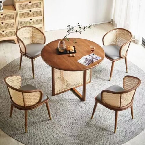 Set kursi makan bulat minimalis SKM 003 dari kayu jati dan rotan alami, cocok untuk ruang makan rumah modern dan minimalis.